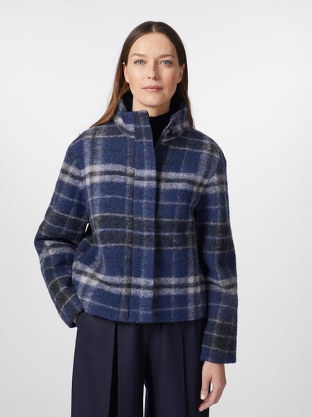 Damesjas met ruitjesmotief Blauwtinten, gepresenteerd op een model