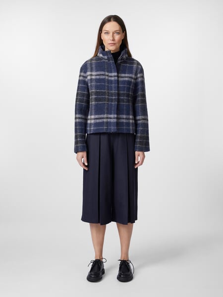 Damesjas met ruitjesmotief Blauwtinten, gepresenteerd op een model