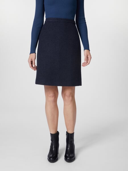 Korte damesrok van walk Donkerblauw, gepresenteerd op een model