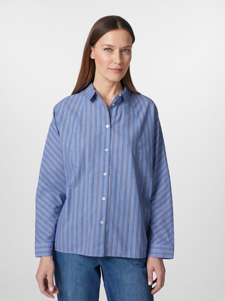 Gestreepte damesblouse Medium blauw, gepresenteerd op een model