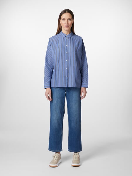 Dames gestreept shirt Medium blauw, gepresenteerd op een model