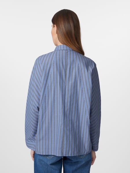 Dames gestreept shirt Medium blauw, gepresenteerd op een model