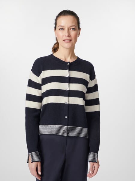 Cardigan femme Boxy Bleu foncé-Crème, présenté sur un modèle