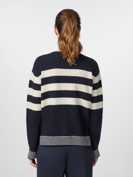 Damesvest Boxy Donkerblauw-crème, gepresenteerd op een model