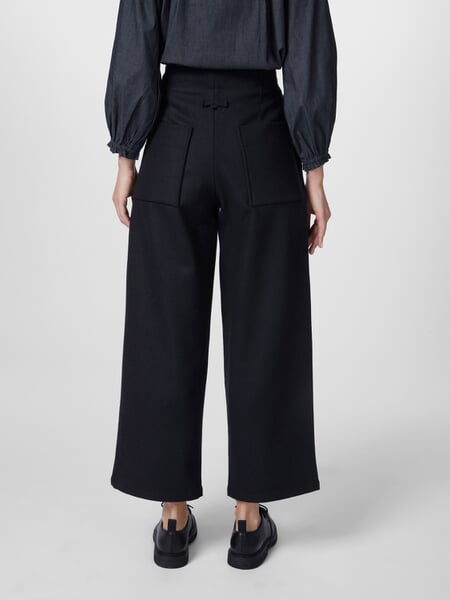 Dameswollen broek Zwart-blauw, gepresenteerd op een model