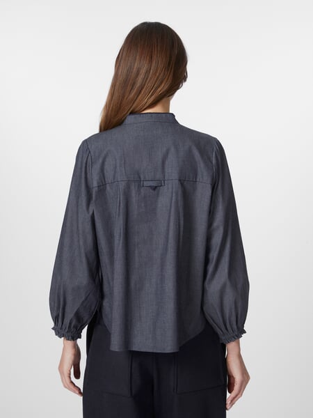 Chambray-damebluse Blue, præsenteret på en model