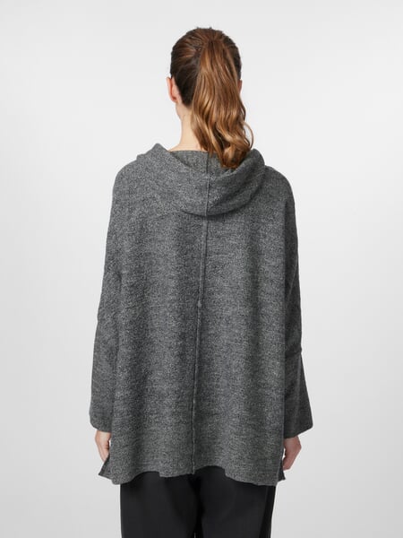 Hoodie en tricot pour femme grisâtre, présenté sur un modèle