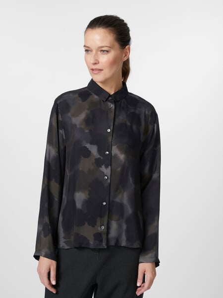 Damebluse med akvarellook Grøn-sort, præsenteret på en model