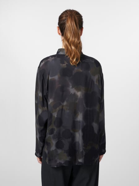 Chemisier pour femme effet aquarelle Vert-Noir, présenté sur un modèle