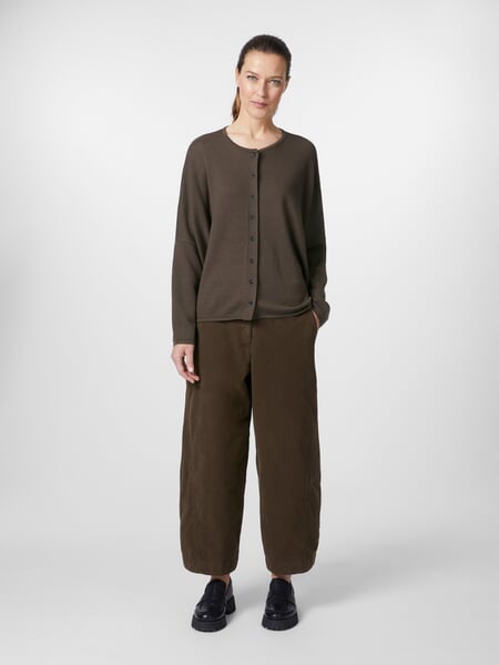 Damesvest met knopen Bruin, gepresenteerd op een model