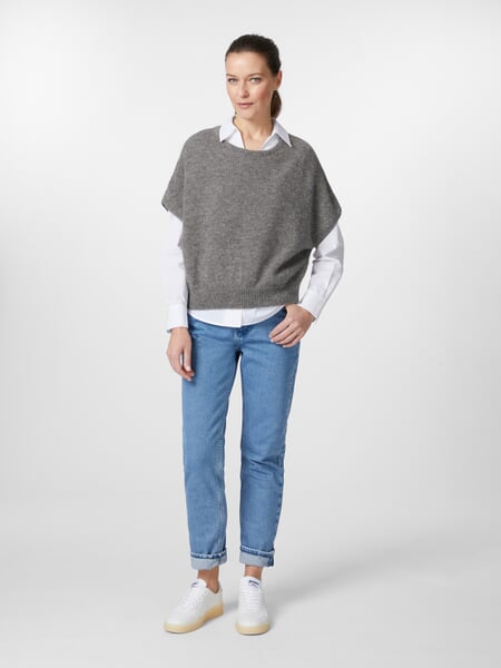 Strikket vest til kvinder Grå, præsenteret på en model