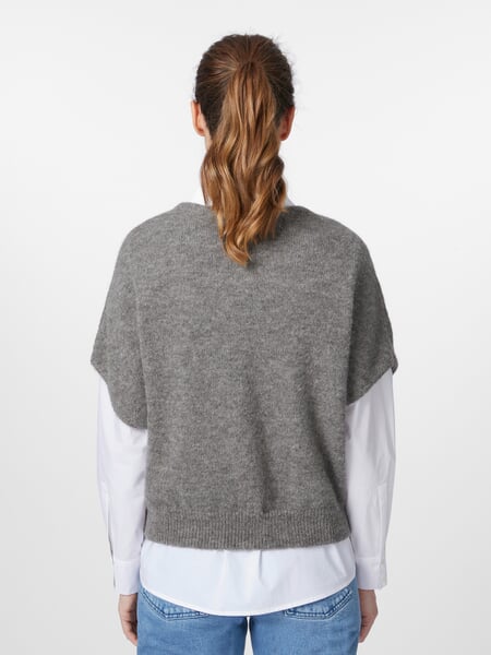 Strikket vest til kvinder Grå, præsenteret på en model