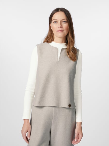 Dame-sweater i uldwalk Ecru, præsenteret på en model