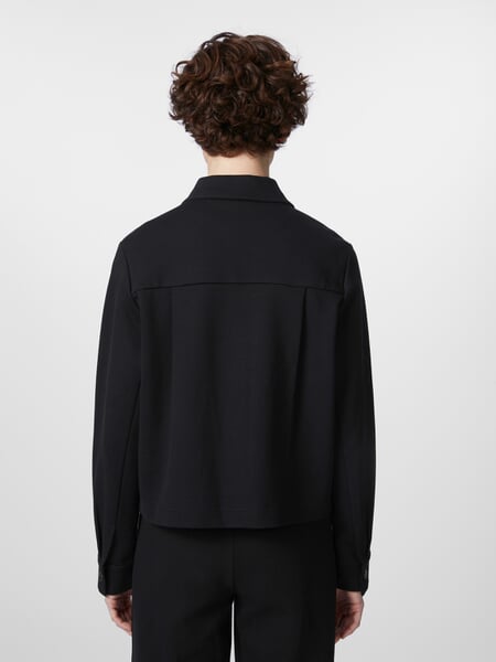 Damesjas Heavy Jersey Zwart, gepresenteerd op een model