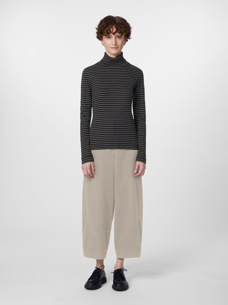 Maglia a collo alto da donna Nero-Naturale, Tragebild