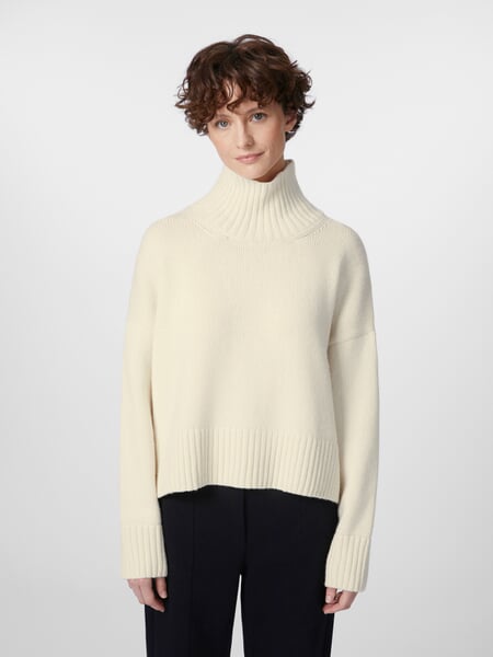 Oversized dametrøje Creme, præsenteret på en model