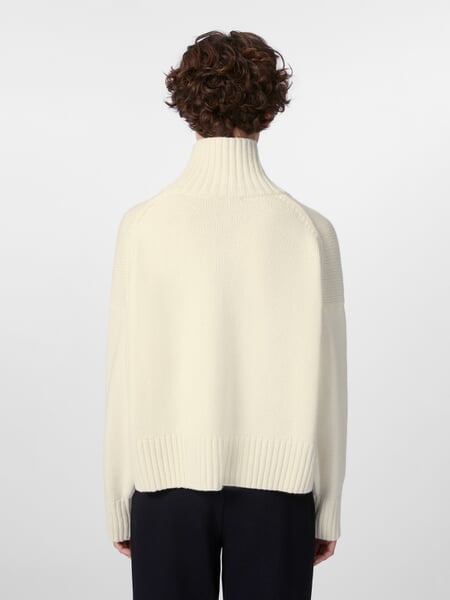 Oversized dametrøje Creme, præsenteret på en model