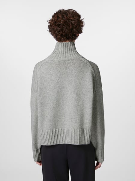 Oversized damestrui Grijs gemêleerd, gepresenteerd op een model