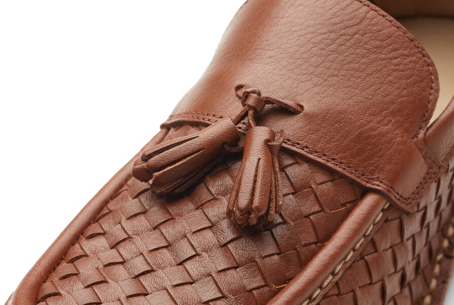 Men's shoe braided Cognac brown, close-up