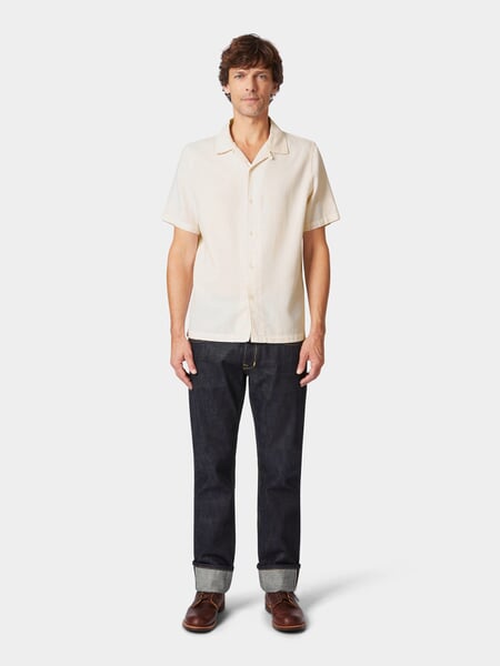 Chemise homme demi-manches Blanc cassé, présenté sur un modèle