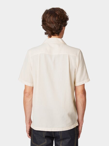 Chemise homme demi-manches Blanc cassé, présenté sur un modèle