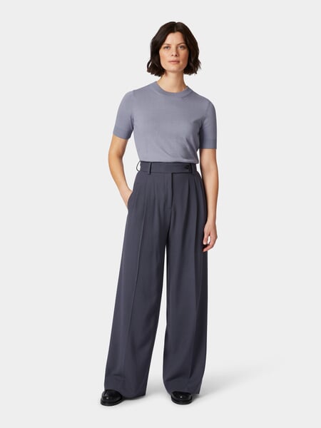 Pantalon à pinces pour femme Gris nuit, présenté sur un modèle