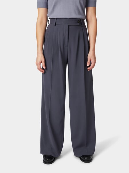 Pantalon à pinces pour femme Gris nuit, présenté sur un modèle