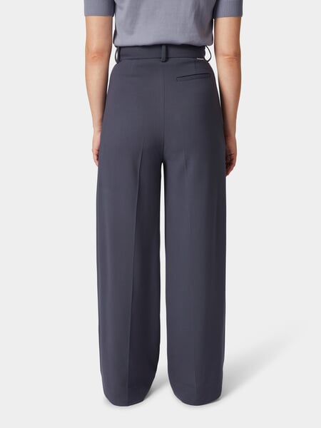 Pantalon à pinces pour femme Gris nuit, présenté sur un modèle