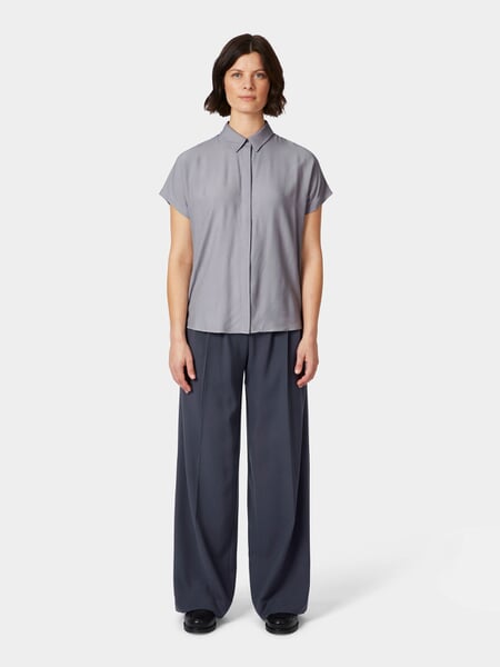 Chemisier femme à manches courtes Gris lilas, présenté sur un modèle