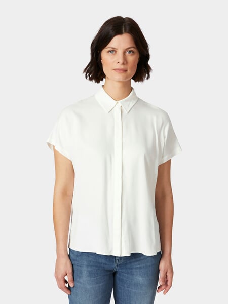 Kortærmet damebluse Offwhite, præsenteret på en model