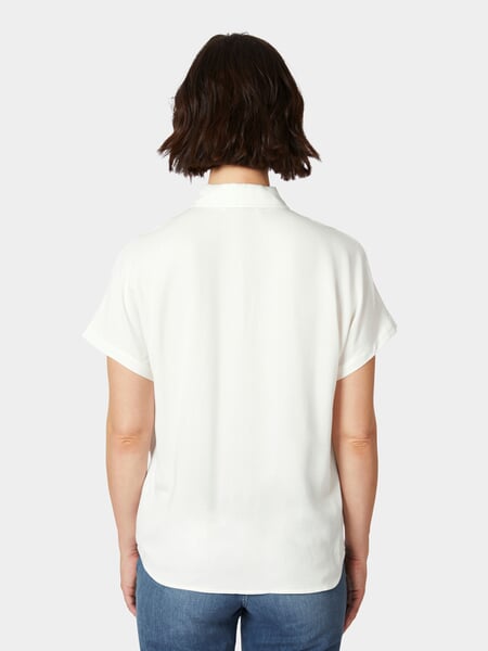 Kortærmet damebluse Offwhite, præsenteret på en model
