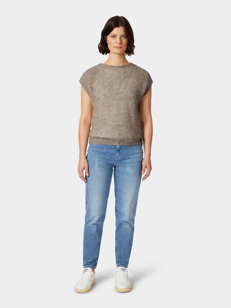Dames-gebreide vestjes Beige, gepresenteerd op een model