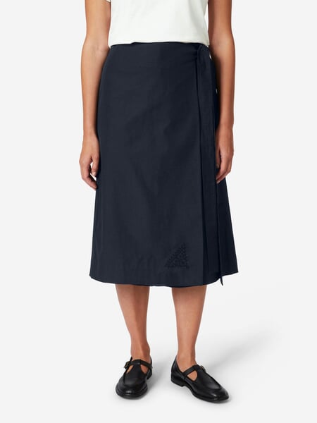 Damesbroekrok Donkerblauw, gepresenteerd op een model