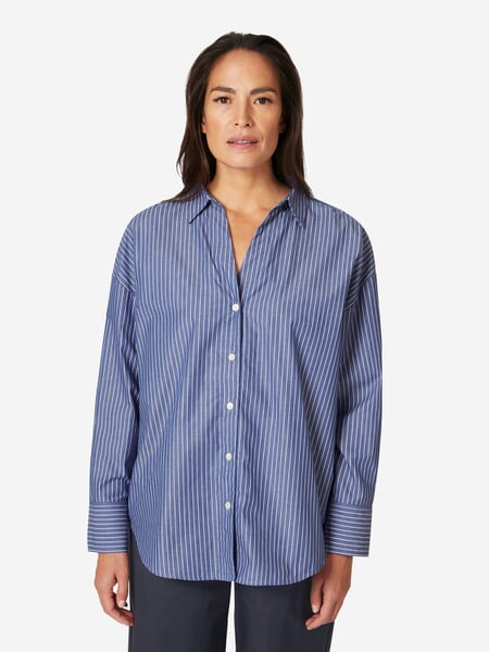 Gestreepte damesblouse Blauw, gepresenteerd op een model