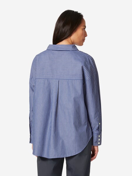 Stribet damebluse Blue, præsenteret på en model