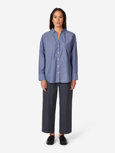 Gestreepte damesblouse Blauw, gepresenteerd op een model