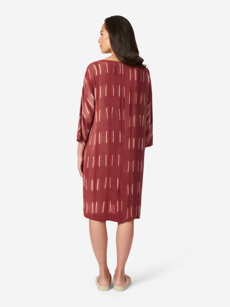 Dameszijdenjurk met patroon Mat rood, gepresenteerd op een model