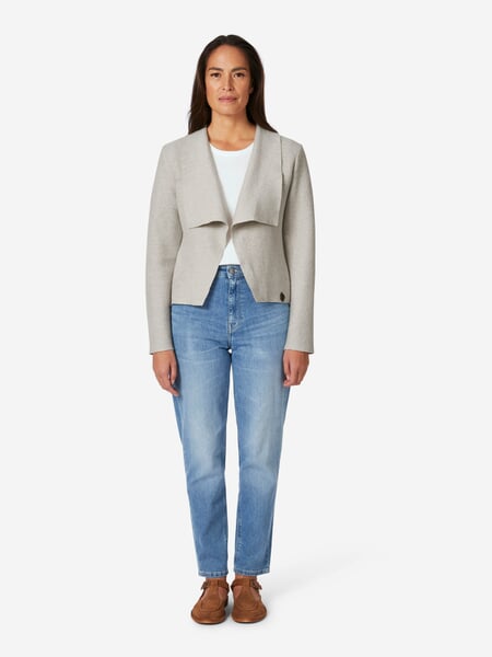 Damesvest Natuurlijk wit, gepresenteerd op een model