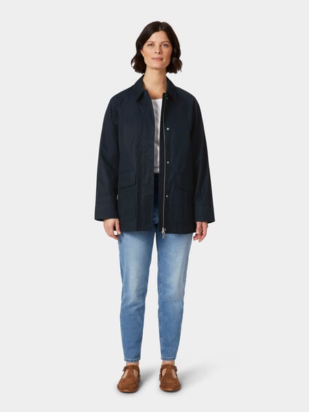 Outdoorjas voor dames Donkerblauw, gepresenteerd op een model