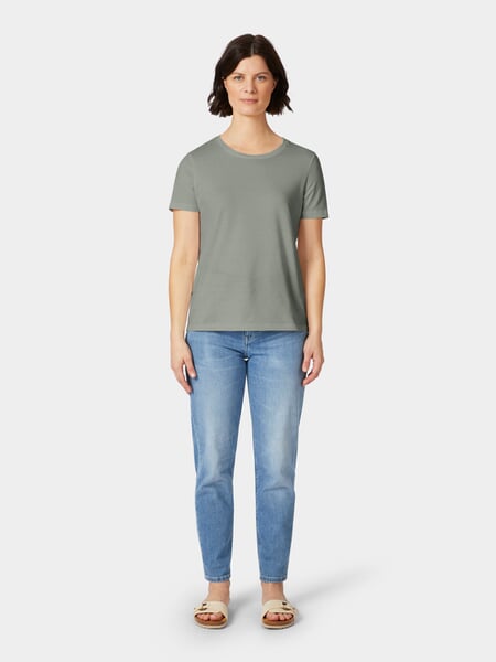 Dame-T-shirt Salviegrøn, præsenteret på en model