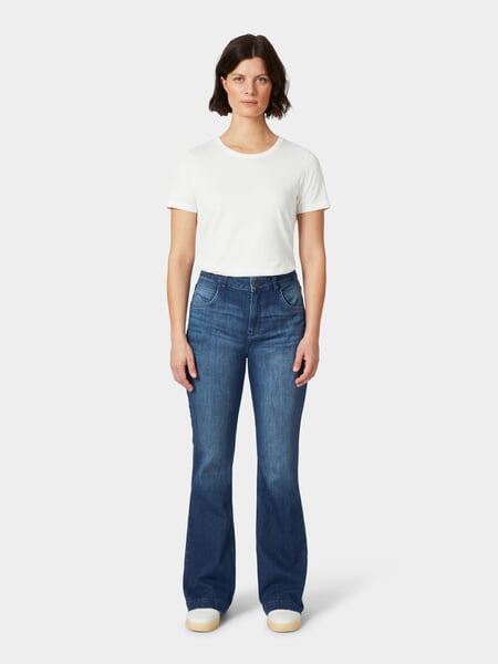 Damejeans med udvidet ben Medium blå, præsenteret på en model