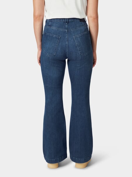 Damesjeans Flared Medium blauw, gepresenteerd op een model