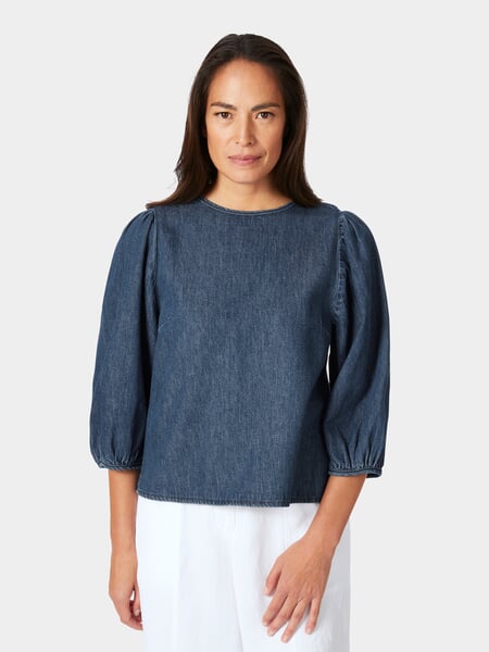 Jeansbluse til kvinder med 3/4-ærmer Medium blå, præsenteret på en model