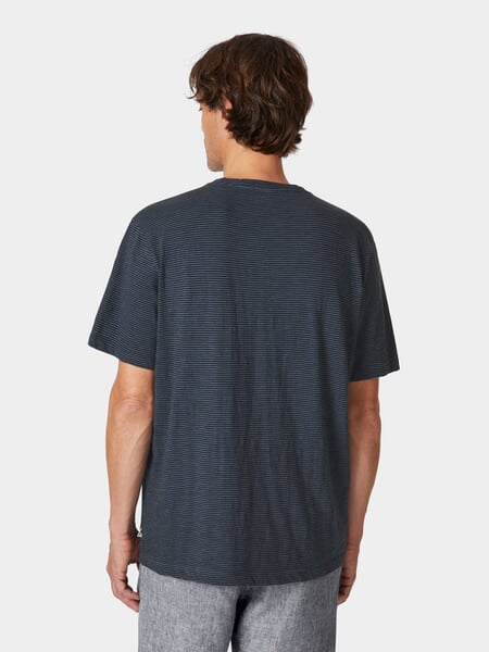 Heren-T-shirt gestreept Marineblauw, gepresenteerd op een model