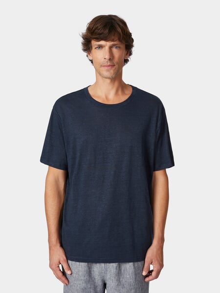 Linnen heren-T-shirt Navy, gepresenteerd op een model