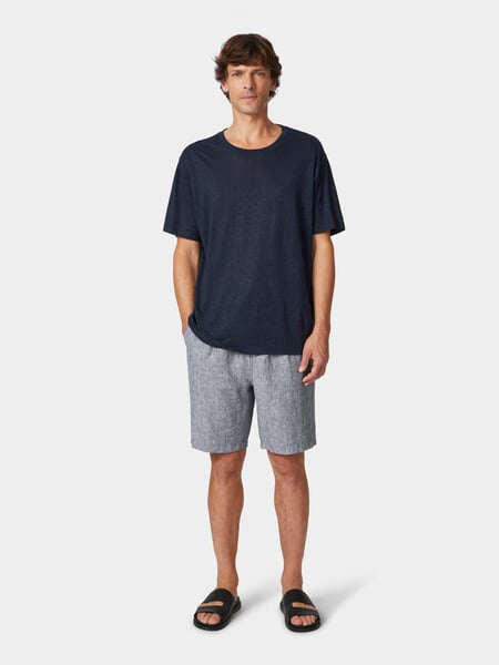 Linnen heren-T-shirt Navy, gepresenteerd op een model