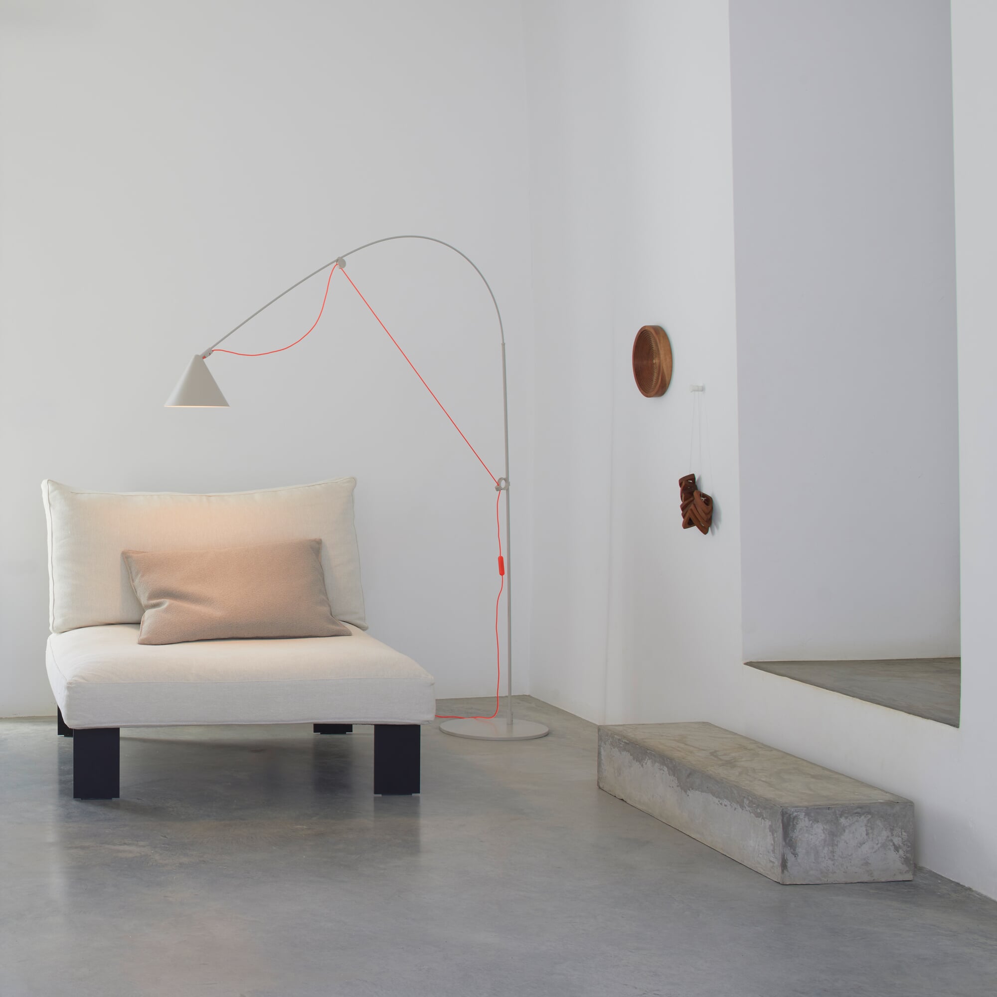 Ayno L 2.0 Floor Lamp, Silk Gray, Cable: Neon orange | Manufactum