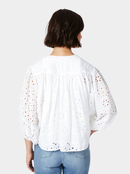 Damebluse med hulbroderi Hvid, præsenteret på en model