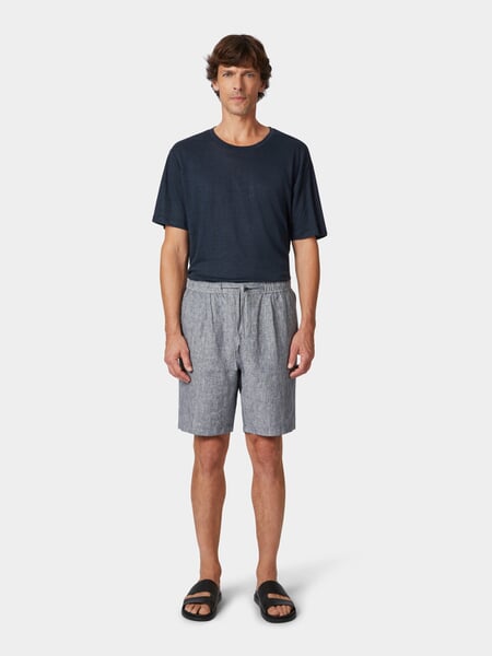 Linnen herenshort Blauw gemêleerd, gepresenteerd op een model