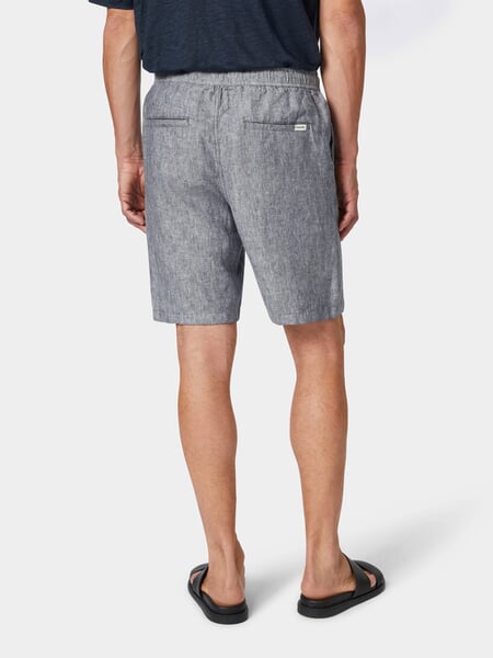 Linnen herenshort Blauw gemêleerd, gepresenteerd op een model